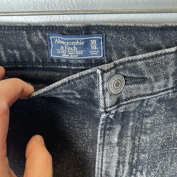 Abercrombie & Fitch Women's Zip Side Ultra High Rise Mom Jean Black Size 10 - Picture 6 of 7